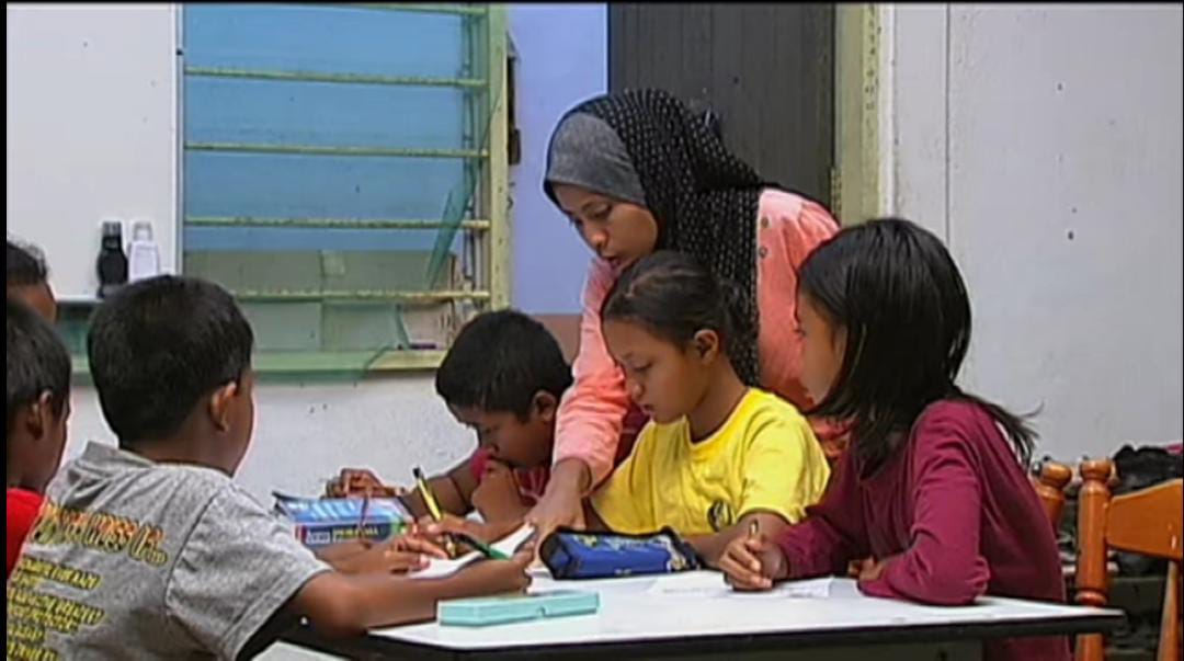 The Struggles of Education: Fazilah Apong's Extraordinary Effort to Complete School 4